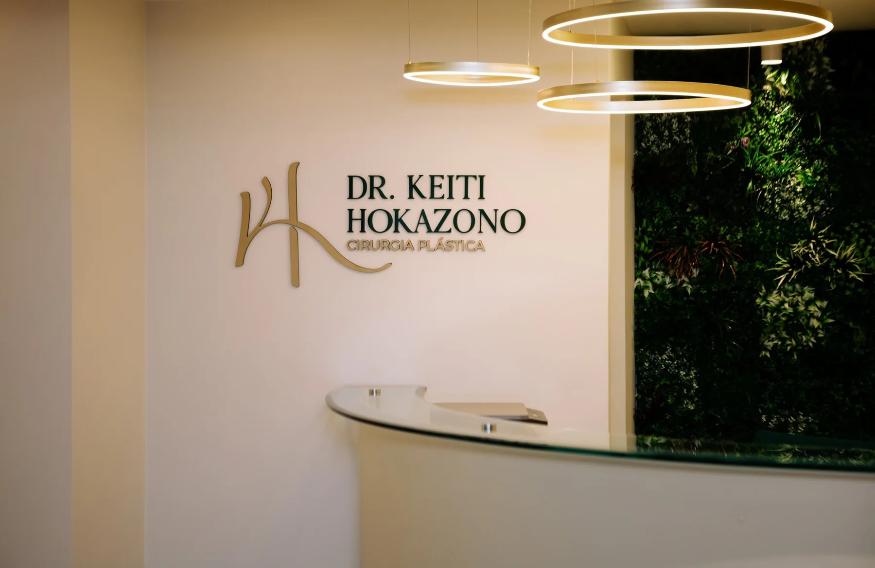 Recepção com a identidade visual do Dr. Keiti Hokazono e jardim vertical