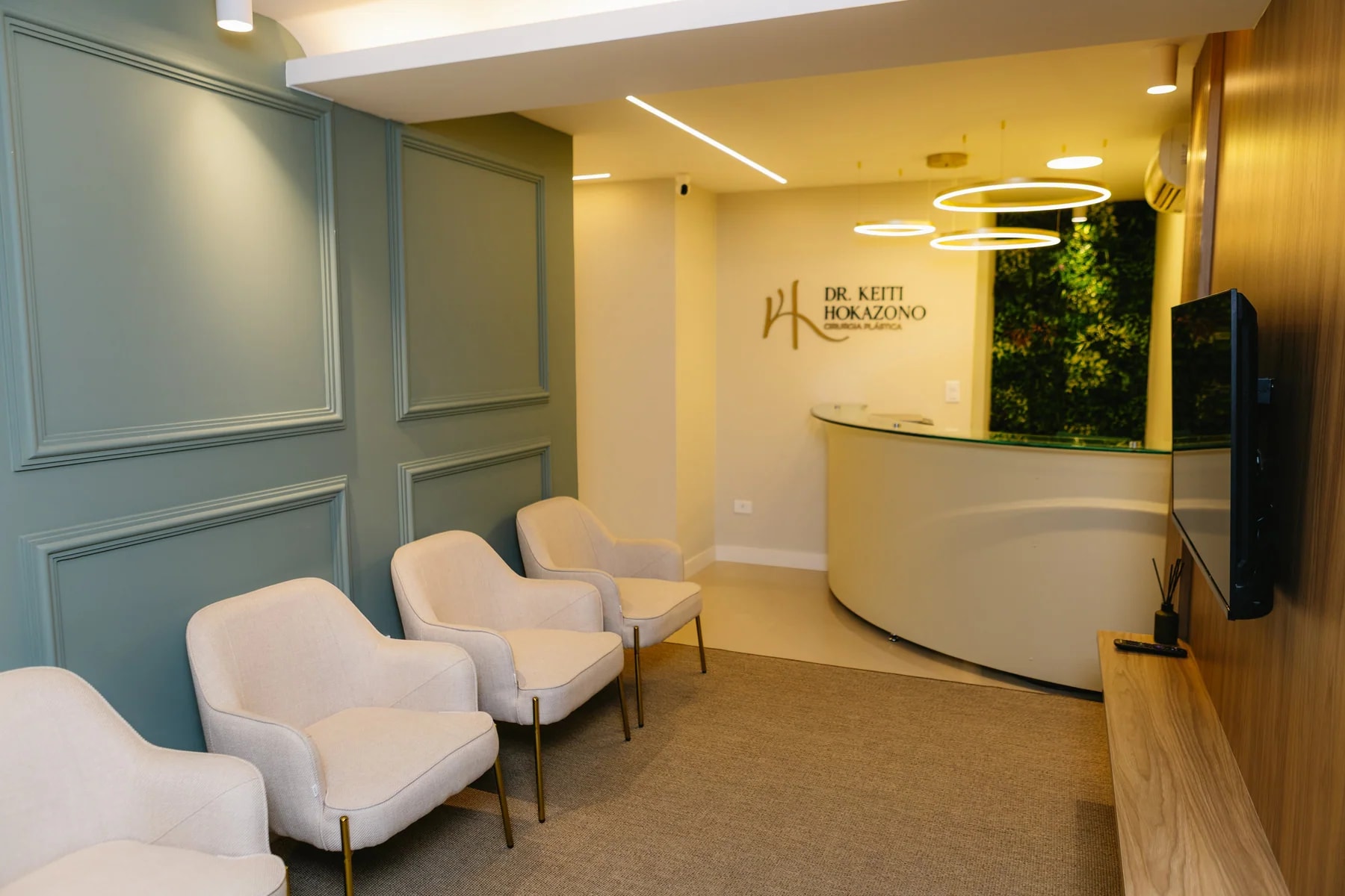 Recepção e sala de espera do consultório do Dr. Keiti Hokazono em Curitiba