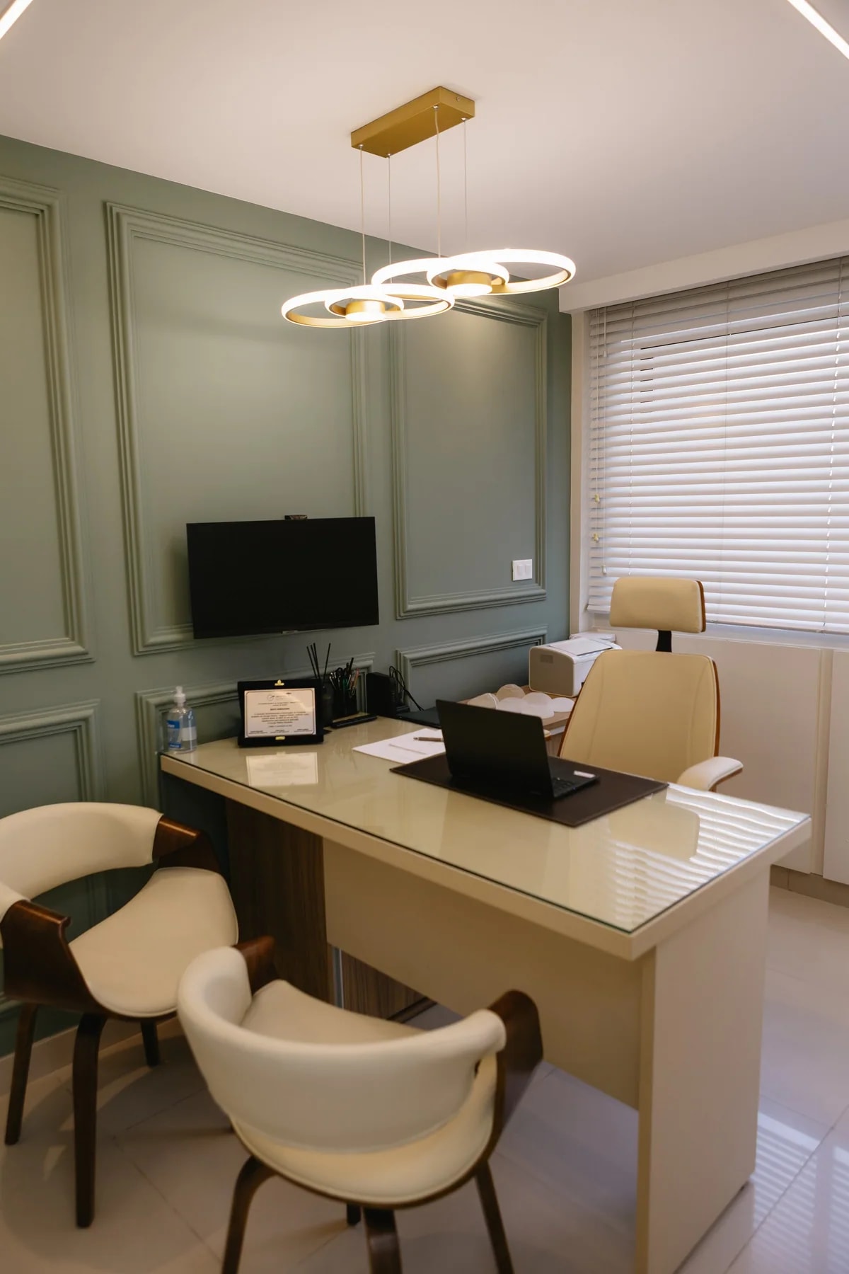 Sala médica equipada para consulta e avaliação pré-operatória