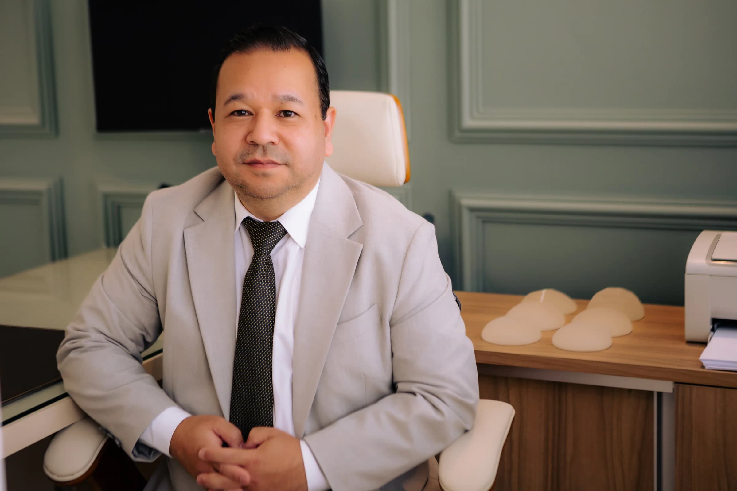 Dr. Keiti Hokazono em seu consultório em Curitiba