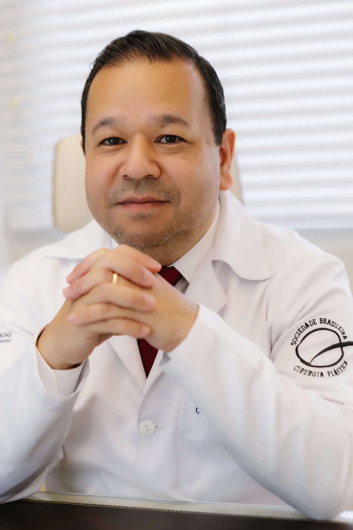 Retrato do Dr. Keiti Hokazono com jaleco médico